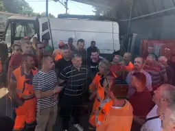 Сојузот на синдикатите на Македонија на својата фејсбук страна објави дека најостро ги осудува заканите кон вработените во Комунална хигиена Скопје по објавеното видео во медиумите каде, како