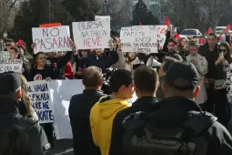 Para Ministrisë së Arsimit dhe Shkencës sot pasdite filloi protesta e paralajmëruar e studentëve të cilët në mënyrë të këtillë vendosë ta shprehin pakënaqësinë nga efikasiteti i MASH-it sepse