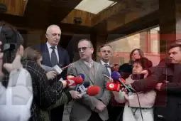 Лидерот на политичката партија Алијанса за Албанците, Арбен Таравари пред почетокот на денешната лидерска средба изјави дека имаат синхронизирани позиции со партиите од Владата, а на средбата