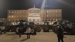 Околу 50 трактори на земјоделците што во Атина пристигнаа претпладнево на протест, во текот на вечерта ќе останат паркирани на плоштадот Синтагма пред Парламентот, јави дописничката на МИА од
