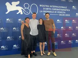 Македонскиот филм „Домаќинство за почетници“ денеска ќе ја има својата светска премиера со почеток од 17 часот, на 80. издание на филмскиот фестивал во Венеција. Филмот е во режија и по сцена