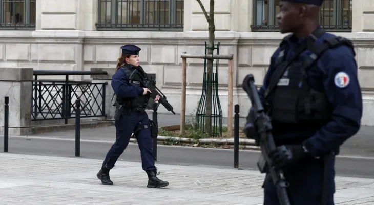  Еден загинат во нападот со нож во парк во Париз, напаѓачот убиен