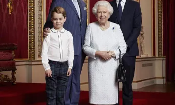 Објавена нова фотографија на кралицата Елизабета и нејзините наследници