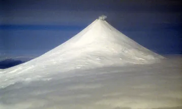 Вулкан на Алеутските острови исфрли пепел