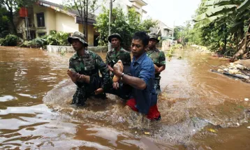  Расте бројот на настрадани во поплавите во Индонезија