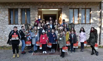 Претседателот Пендаровски прими коледари во вилата „Билјана“ во Охрид