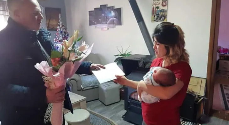 Доделена паричната награда на првороденото бебе во Делчево за оваа година