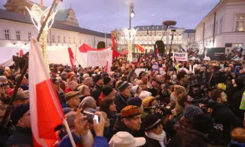 Илјадници лица на улиците на Варшава: Нем „марш на илјада тоги“
