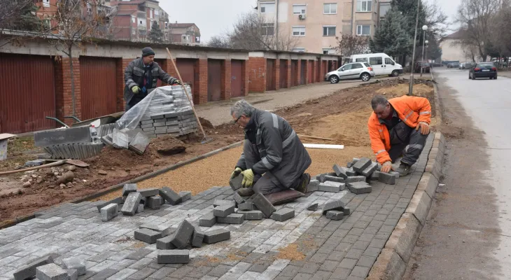 Почна реконструкцијата на дотраен тротоар во штипската населба „Осми Ноември“