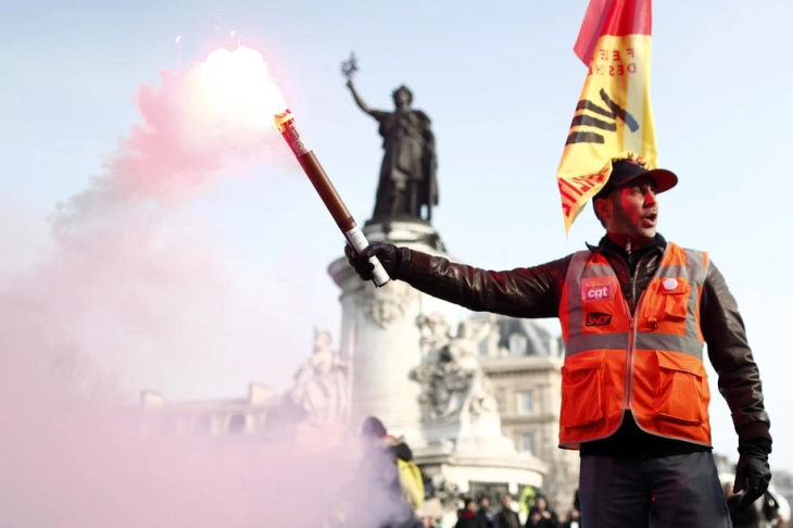 Продолжуваат протестите против пензиските реформи во Франција