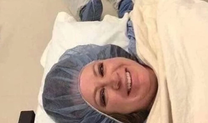 Американка објави самослик по породувањето и веднаш стана интернет-хит