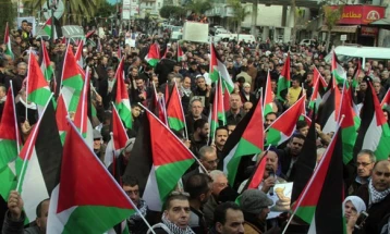 Илјадници Палестинци на протест поради мировниот план на Трамп