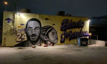 На графит со ликот на Коби Брајант испишано „силувач“