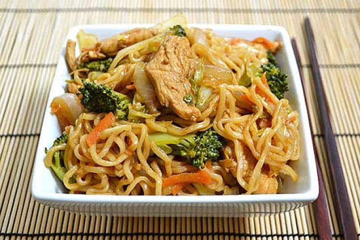 Пилешко на кинески начин со зеленчук и нудли