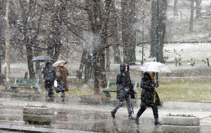 Обилни снежни врнежи и силен ветар предизвикаа проблеми во БиХ