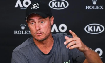 Хјуит: Ѓоковиќ игра подеднакво добро на бетон и на земја