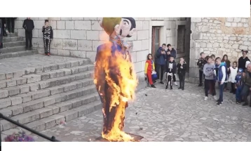 На карневал во Хрватска запалени кукли на истополов пар со дете