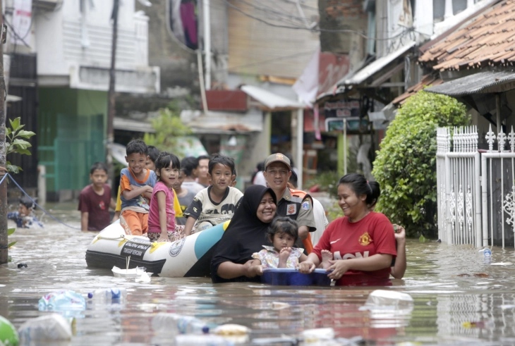 Во Џакарта поплавени околу 10.000 домови