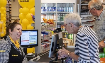 Во холандски супермаркет: „каса за разговор“ за осамените посетители