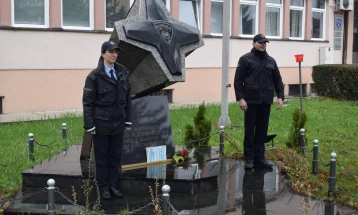 МПС положи цвеќе на споменикот на загинатите полициски службеници во СВР Битола