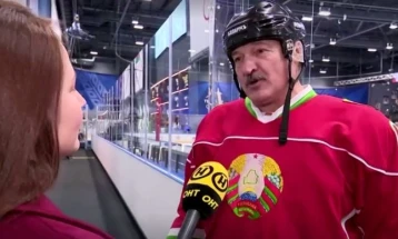 Белорусија: Претседателот Лукашенко играше хокеј пред полни трибини