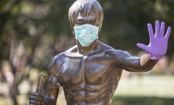 Статуата на Брус Ли во БиХ осамна со маска и ракавици