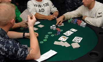 САД: Партија покер зарази осуммина, тројца починаа