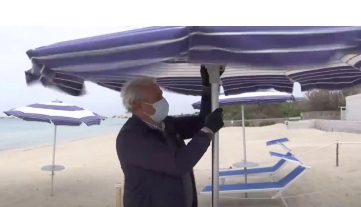Во Италија почнаа да се местат лежалки на плажите