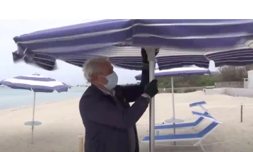 Во Италија почнаа да се местат лежалки на плажите