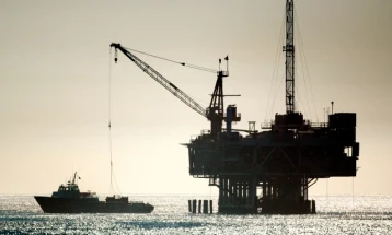 Невиден пад на цената за барел американска нафта - „минус“ 37,63 долари