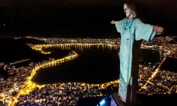 Во Рио, Исус „облечен“ во лекарска униформа