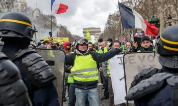 На протестот на Жолтите елеци во Париз уапсени 59 луѓе