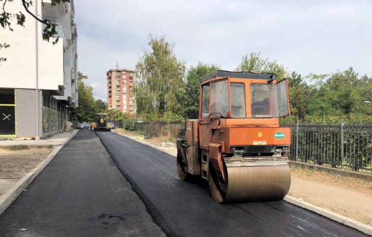 Асфалтирање на тротоар на улица „Трифун Бузев“ во Карпош за поголема безбедност на пешаците