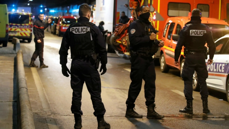Во Париз убиено едно лице кое со нож нападнало луѓе во парк