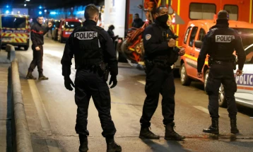 Во Париз убиено едно лице кое со нож нападнало луѓе во парк