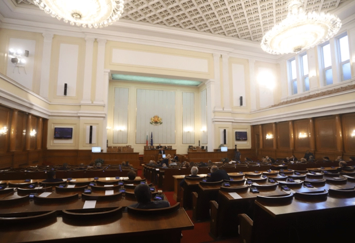 Бугарските пратеници и министри се откажаа од платите за време на вонредната состојба