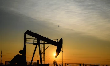 Суровата нафта со цени во минус, продавачите плаќаат за да се ослободат од неа