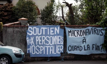 Тулуз: Приведена жена поради транспарент на кој пишува „Макронавирус“