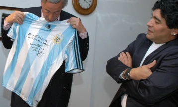 Собраните 55 илјади евра од продадениот дрес на Марадона донирани за граѓаните на Неапол