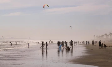 Гувернерот на Калифорнија ги затвора плажите и парковите