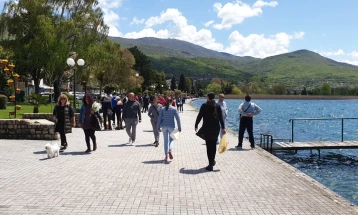 На Охридскиот кеј повеќе гости од другите градови, угостителските објекти празни
