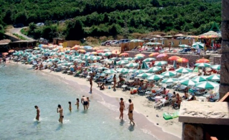 Црна Гора ќе ги отвори плажите на 18 мај