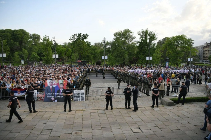 Вучиќ во вонредно обраќање на јавноста повика на единство и побара граѓаните да нема масовни собири