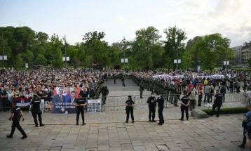 Вучиќ во вонредно обраќање на јавноста повика на единство и побара граѓаните да нема масовни собири