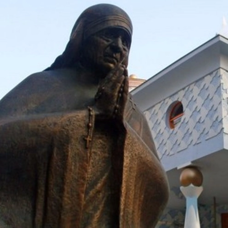 Да се доуреди просторот пред спомен-плочата на Мајка Тереза, бара здружението „Скопјанката Мајка Тереза“