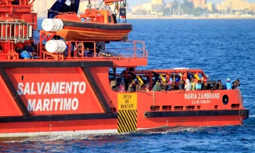 Шпанската крајбрежна стража спаси 49 мигранти во близина на Канарски Острови