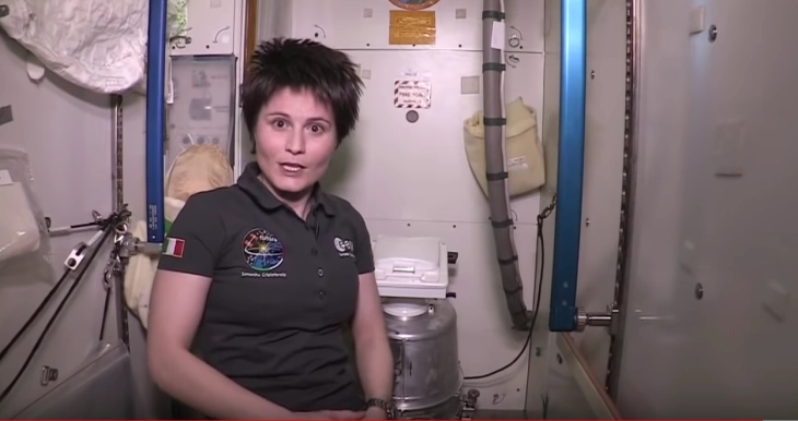 ЕСА: Астронаут в тоалет (видео)