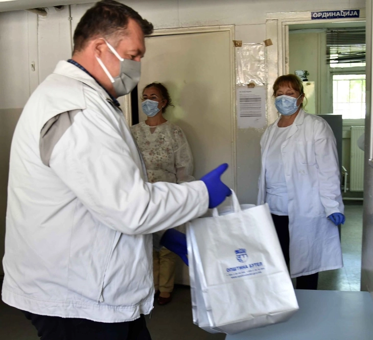 Градоначалникот Смилевски им подари подароци на медицинските лица во амбулантата во Бутел