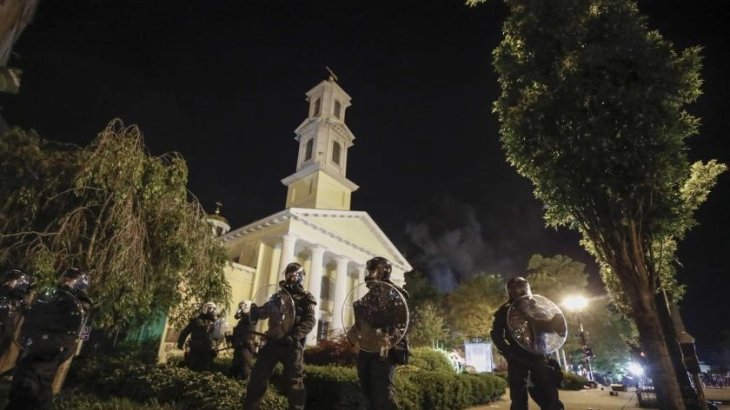 Демонстранти запалија црква во близина на Белата куќа (видео)