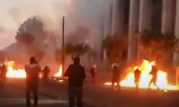 Инциденти пред Амбасадата на САД во Атина (видео)